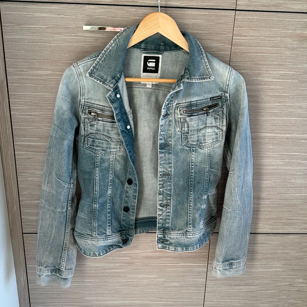 G star denim jacket like new cute fit size small.